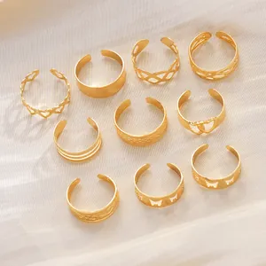 Detalle de set de 10 anillos de pie dorados con diseños de corazón y mariposa