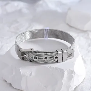 Bracciale in maglia milanese argento con fibbia industriale e fori regolabili