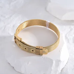 Bracciale a maglia dorata stile cinturino d'orologio con chiusura a fibbia su pietra