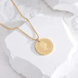 18 Karat vergoldete Münzkette mit Königinnenporträt auf strukturiertem Stein