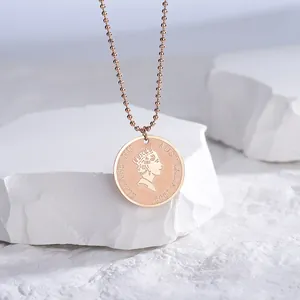 18k vergoldete Edelstahlkette mit Königin Elisabeth II Münzanhänger und feiner Perlenkette
