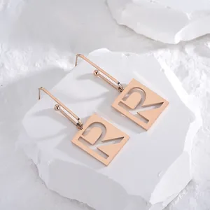Elegante Ohrringe aus Roségold-Titanstahl mit hohlem quadratischem Buchstaben-R-Anhänger