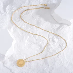 Detaillierte Nahaufnahme der 18k vergoldeten Münzkette mit Königin-Motiv und Kugelgelenkkette