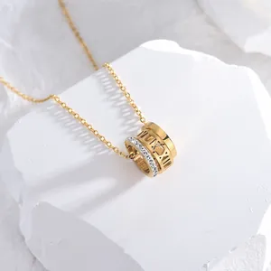 Collier élégant doré avec pendentif cylindre chiffres romains et pierres en zircone