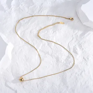 Collar minimalista de oro de 18K con colgante de bola y grabado K18 en el cierre