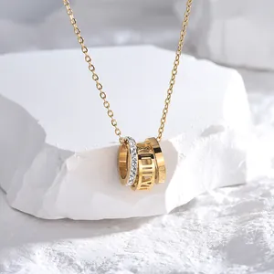 Collier élégant en or avec trois anneaux entrelacés, chiffres romains et zircons brillants
