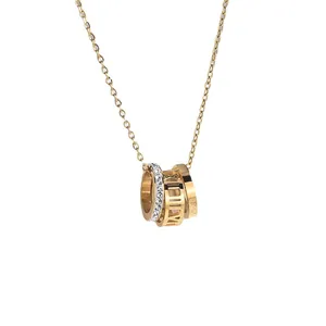 Collier élégant à triple anneau doré avec chiffres romains et cristaux micro-pavés
