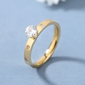 Bague élégante en titane plaqué or 18 carats avec un zircon rond étincelant d'un carat