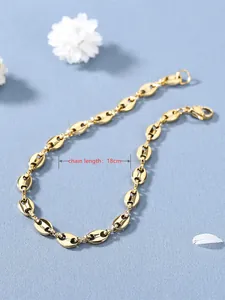 Detailansicht des 18 cm langen goldfarbenen Kaffeebohnen Armbands mit Karabinerverschluss