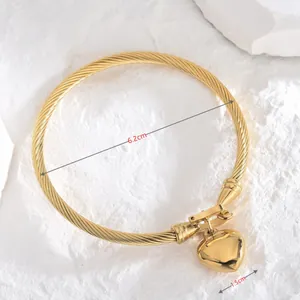 Bracelet câble avec pendentif cœur en acier titane doré, diamètre de 6,2 cm