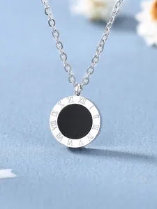 Gros plan détaillé d'un collier en titane argenté avec pendentif gravé de chiffres romains