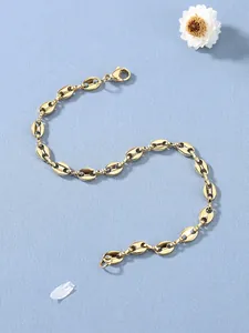 Makroaufnahme des vergoldeten Kaffeebohnen-Kettenarmbands mit Karabinerverschluss