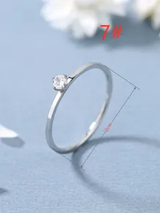 Détail d'une bague solitaire en argent taille 7 avec mesure de 2cm de diamètre