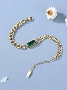 Vue détaillée du bracelet en chaîne dorée à double couche avec une pierre d'agate verte