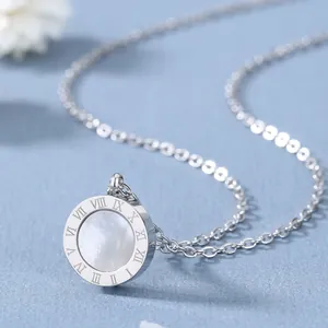 Collier en titane argenté avec pendentif disque en nacre blanche et chiffres romains