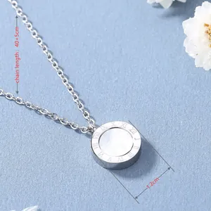 Collier en acier titane argenté avec pendentif en nacre blanche et chiffres romains