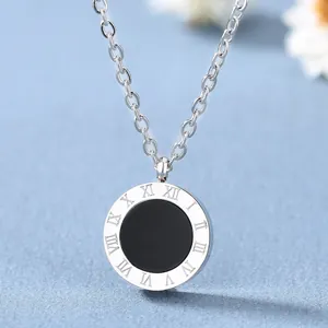 Collier en acier titane avec pendentif disque double face à chiffres romains pour femme