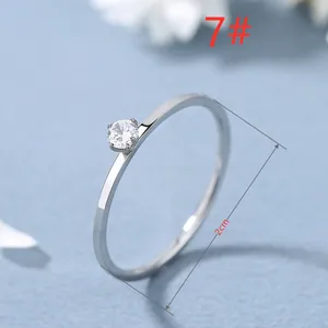 Bague minimaliste en argent avec zircone cubique unique et mesures de la taille 7