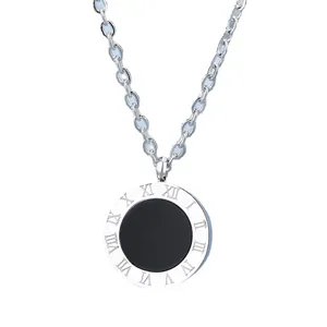 Collier minimaliste en acier titane argenté avec disque à chiffres romains et émail noir