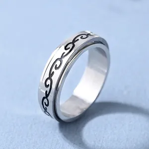 Bague minimaliste en acier argenté avec motifs romains gravés en continu sur la surface