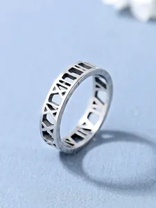 Dettaglio dell'anello in argento con numeri romani traforati in acciaio inox