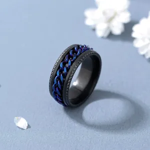 Anello a catena nero minimalista con sfumatura viola e bordo con trama a ingranaggi