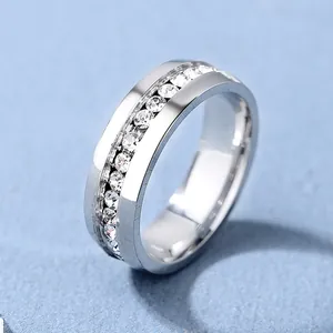 Bague en acier titane poli sertie de pierres en zircon étincelantes pour couples