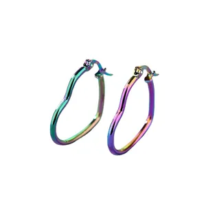 Regenboog hartvormige roestvrijstalen creolen met een glanzende metallic afwerking
