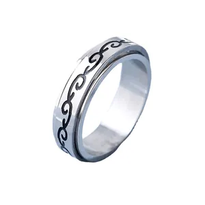 Bague rotative minimaliste en acier titane avec motifs floraux noirs gravés de style romain
