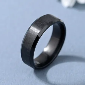 Bague minimaliste en acier titane noir mat avec finition brossée et bords polis