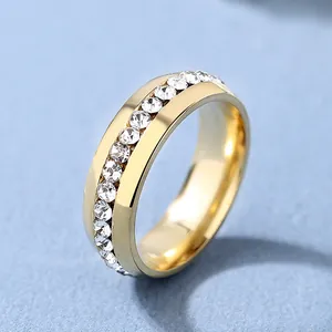 Détail macro d'une bague en acier titane doré sertie de pierres zircons étincelantes