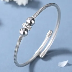 Bracelet jonc torsadé en argent avec perles polies et anneau serti de cristaux brillants