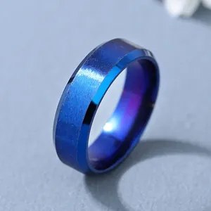 Bague en acier titane bleu foncé avec finition brossée et bords polis