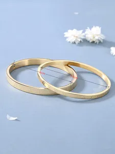 Λεπτομερής όψη χρυσών βραχιολιών με ρωμαϊκούς αριθμούς και εσωτερική διάμετρο 6cm και 5,8cm