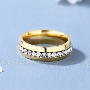 Bague éternité en acier titane doré ornée de cristaux de zircone brillants