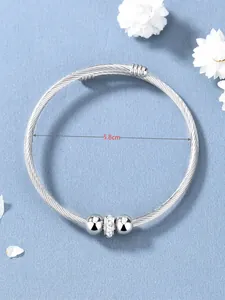 Vue détaillée du bracelet câble torsadé argenté avec mesure du diamètre intérieur 5,8 cm