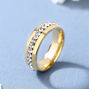 Bague en acier titane doré avec une seule rangée de zircons blancs étincelants