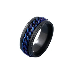 Anello da uomo nero opaco con catena blu intarsiata e bordi testurizzati stile industriale