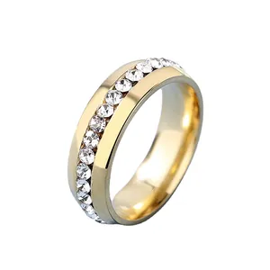 Bague en acier titane doré pour femme sertie de zircons blancs en vue latérale à 45 degrés