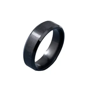 Bague minimaliste pour hommes en acier inoxydable noir avec finition brossée et polie