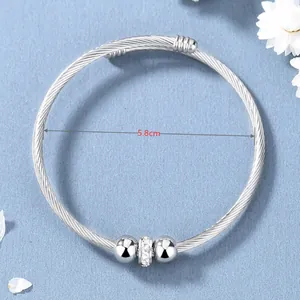 Bracelet jonc torsadé argenté avec perles polies et cristaux, diamètre 5,8 cm