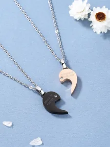 Détail de colliers pour couple avec cœurs gravés et accents de diamants étincelants