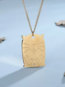 Vista dettagliata del ciondolo a forma di gatto dorato con naso a cuore e piccolo diamante