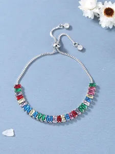 Λεπτομέρεια από ρυθμιζόμενο βραχιόλι με κρυστάλλους ουράνιου τόξου και κλείσιμο bolo