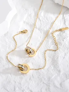Détail du collier plaqué or 18 carats avec chiffres romains et cristaux scintillants