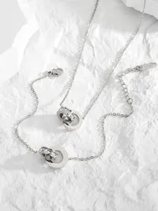 Détail du pendentif double anneau avec chiffres romains, zircons et étiquette K18