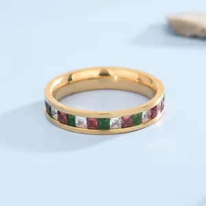 Bague élégante en acier doré sertie de zircons cubiques arc-en-ciel de taille carrée