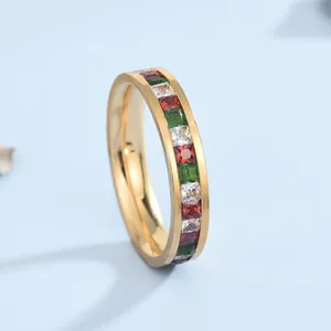 Bague en acier doré sertie de zircons cubiques arc-en-ciel de coupe carrée