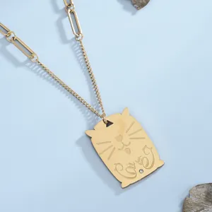 Collana hip hop con ciondolo a gatto dorato, cristallo e catena a graffetta mista