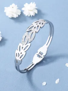 Détail du bracelet feuille ouvert en argent avec micro-pavage de zircons étincelants